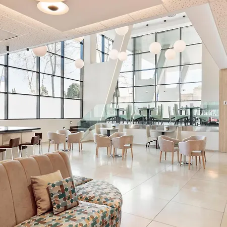 Hotel 4 4*